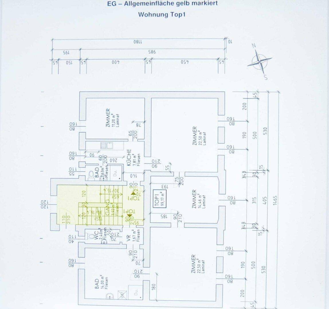 Grundriss der Wohnung Top 1 im Erdgeschoss mit Küche, Zimmern, Bad und separatem WC.