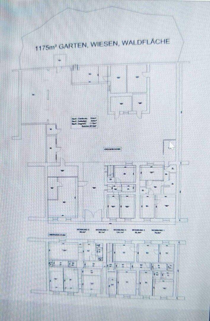 Grundrissplan mit mehreren Wohneinheiten und großem Gartenbereich.