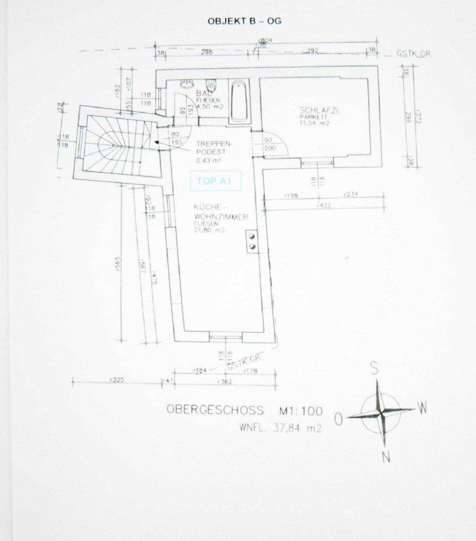 Grundriss des Obergeschosses von Objekt B mit Schlafzimmer, Bad und offener Wohnküche.