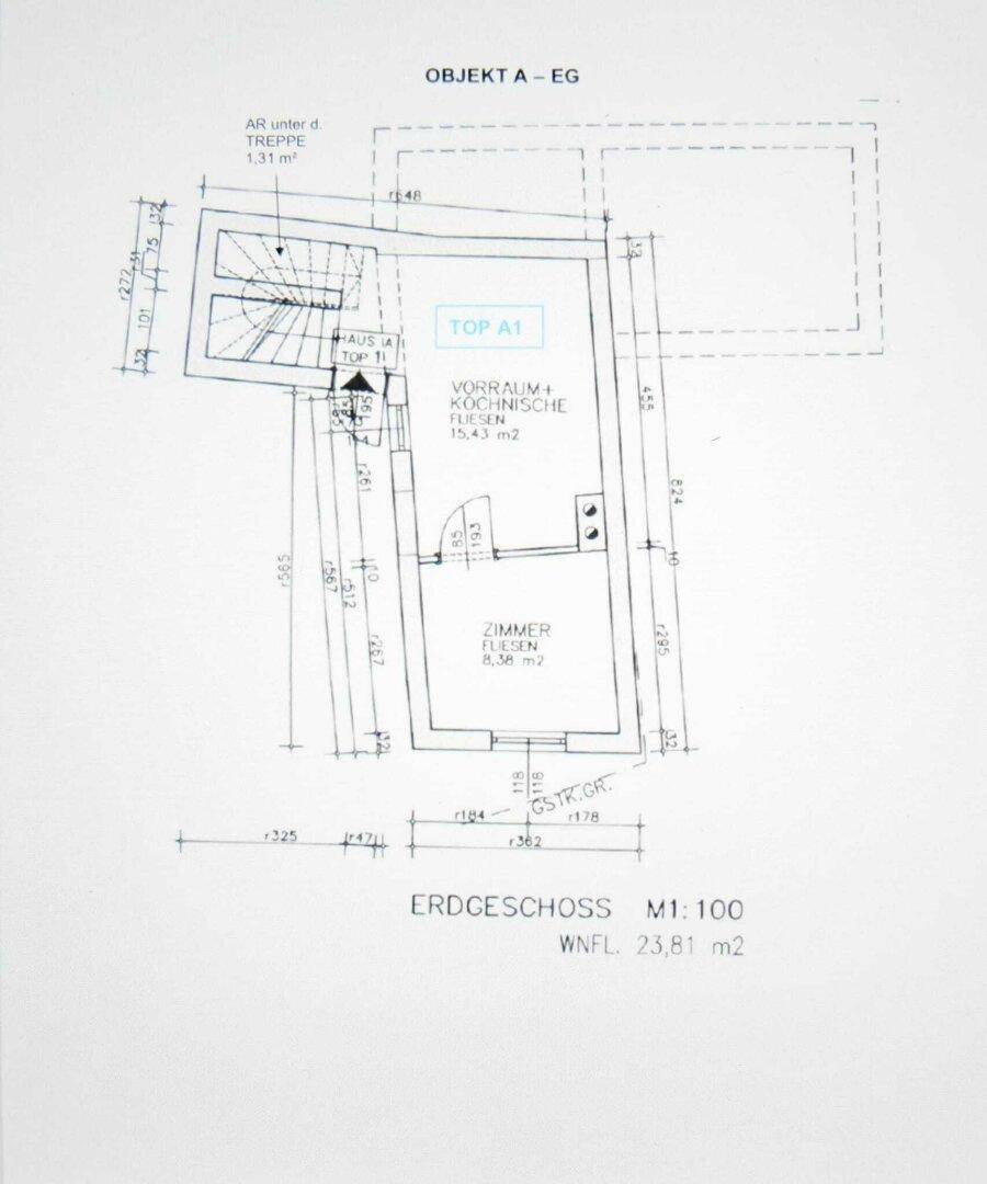 Grundriss des Erdgeschosses von Objekt A mit einem Zimmer, Vorraum und Kochnische.