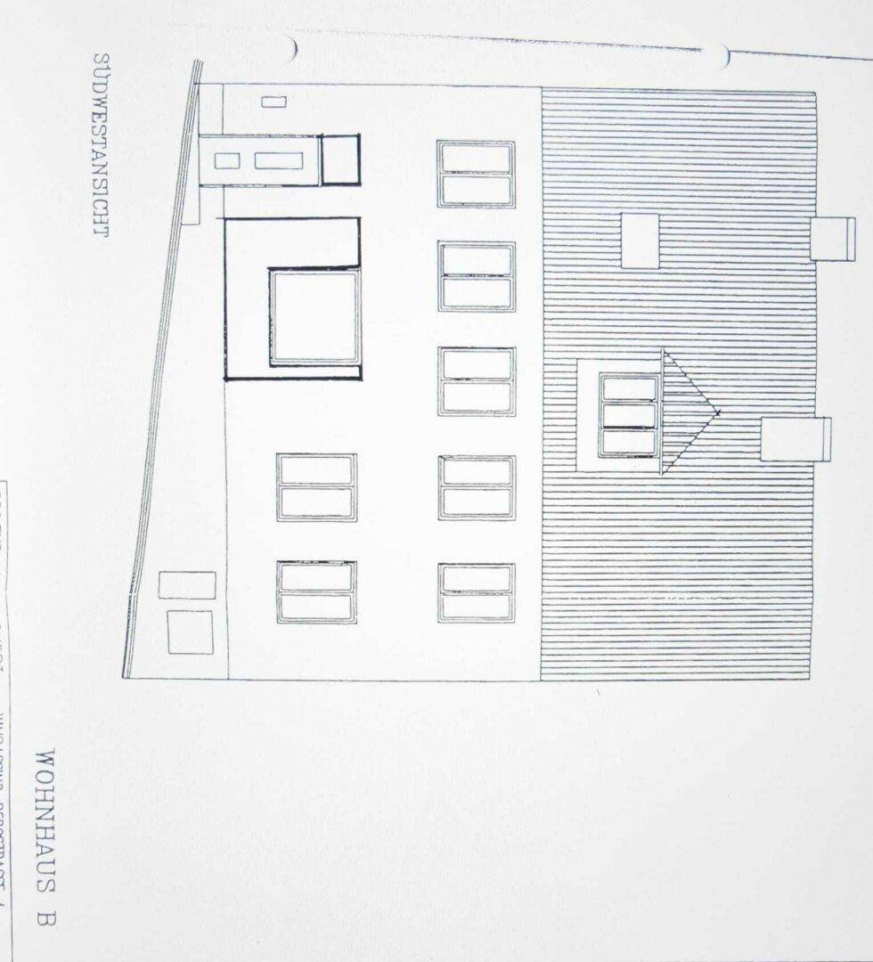 Südwestansicht des Wohnhauses B mit Fensteranordnung und der Dachstruktur des Gebäudes.