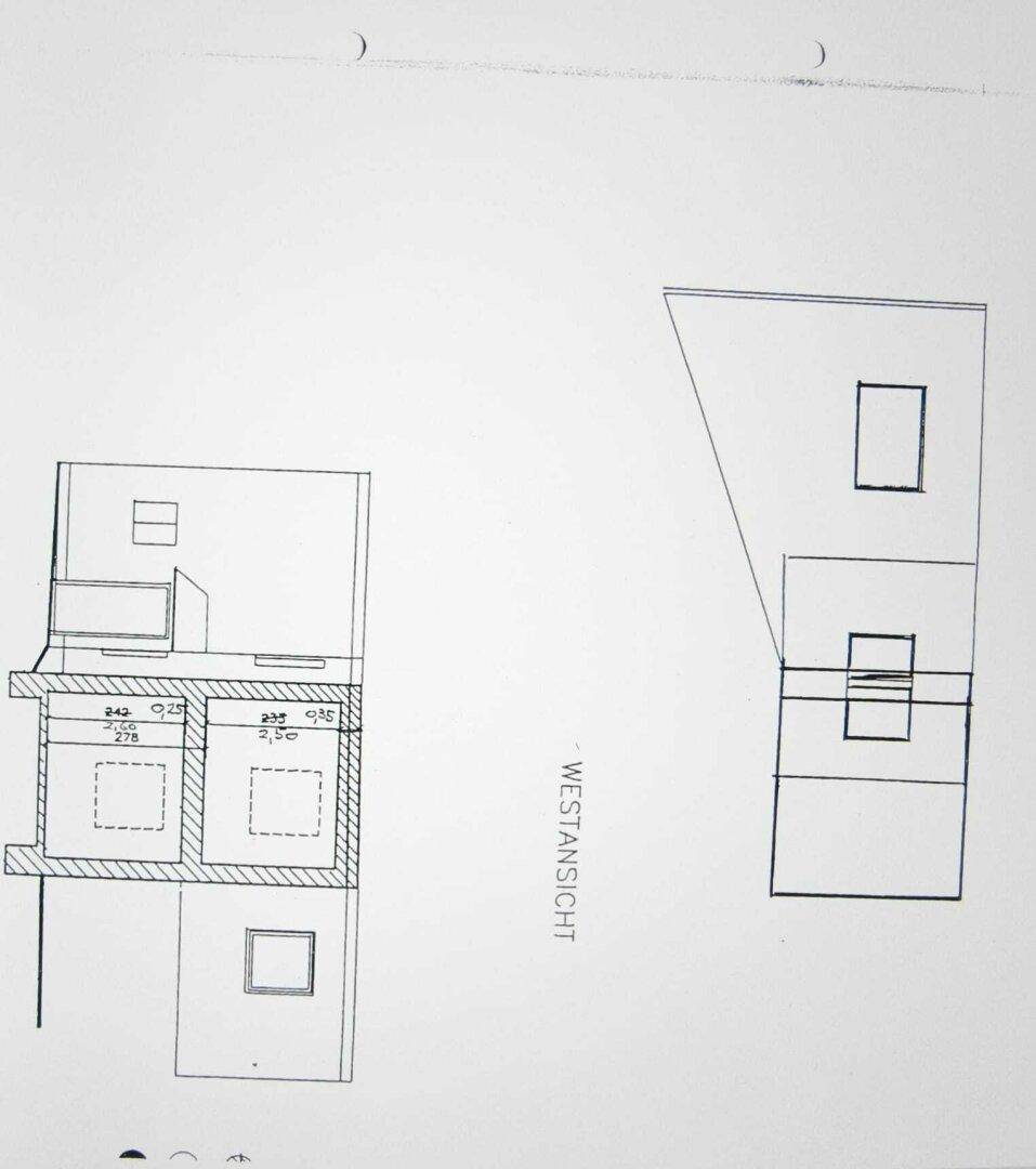 Westansicht des Gebäudes mit Fensteröffnungen und der Seitenfassade im architektonischen Plan.