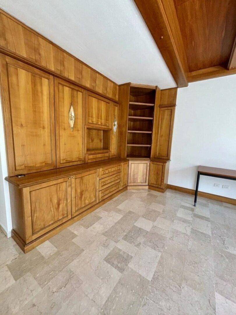 Maßgefertigte Holzeinbauschränke mit Regalen und Stauraum im Wohnbereich.