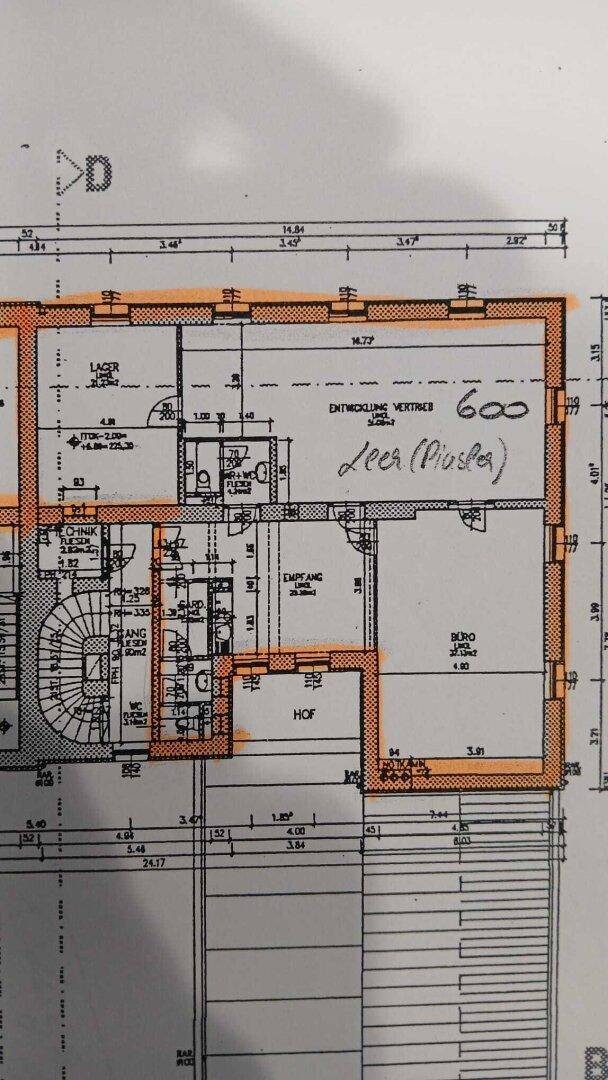 Detaillierter Grundrissplan mit verschiedenen Räumen, einem Treppenhaus und großen Fensterflächen.
