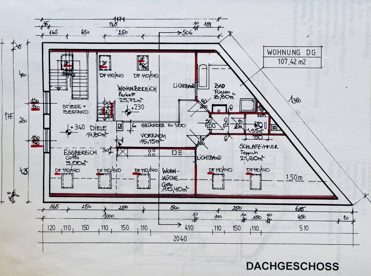 Grundriss des Dachgeschosses mit Zimmern, Essbereich, Wohnküche und einer Terrasse.