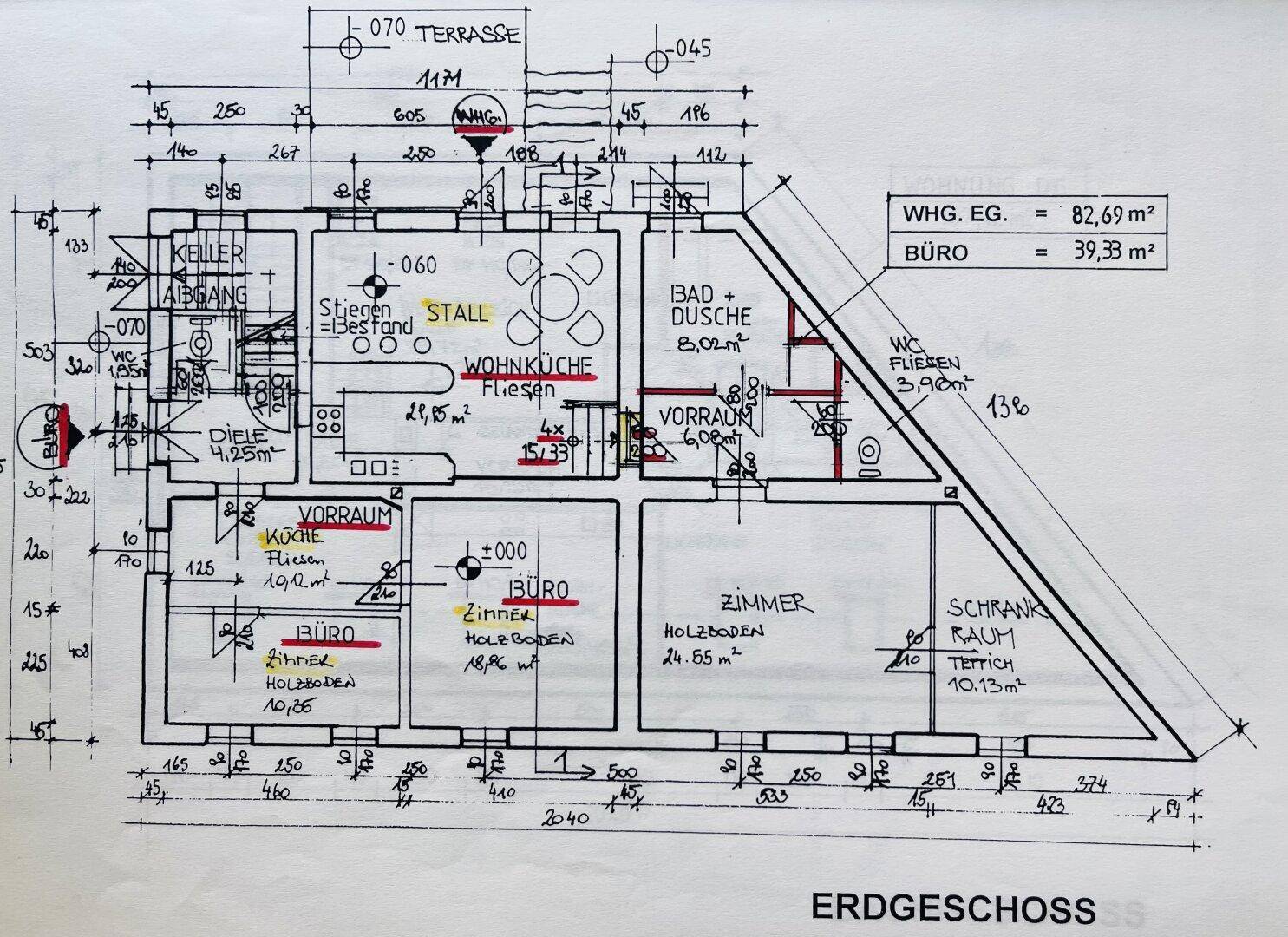 Grundriss des Erdgeschosses mit Büro, Zimmern, Bad und Zugang zum Keller.