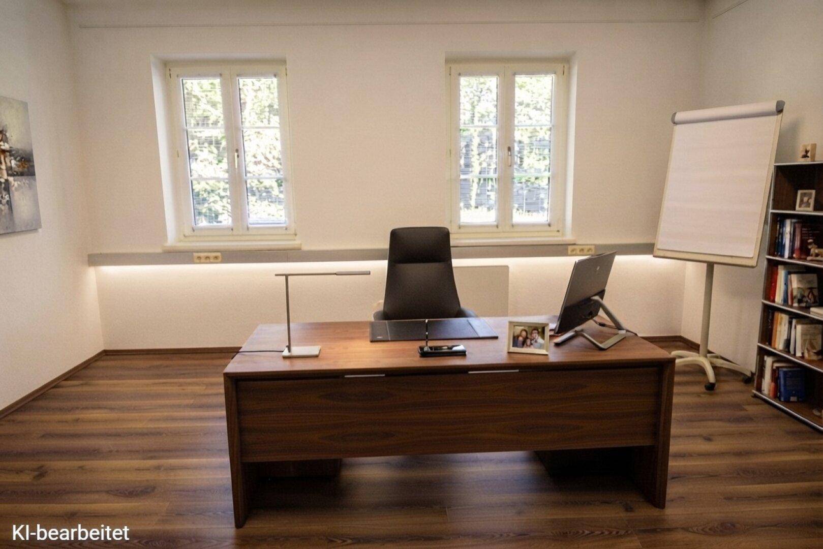 Privates Büro mit einem Schreibtisch, ergonomischem Stuhl und zwei großen Fenstern für viel Tageslicht.