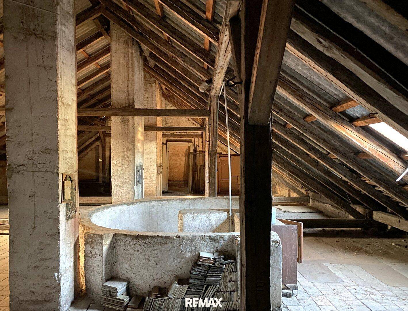 Geräumiger Dachboden mit sichtbaren Holzbalken und viel Potenzial für Ausbau.