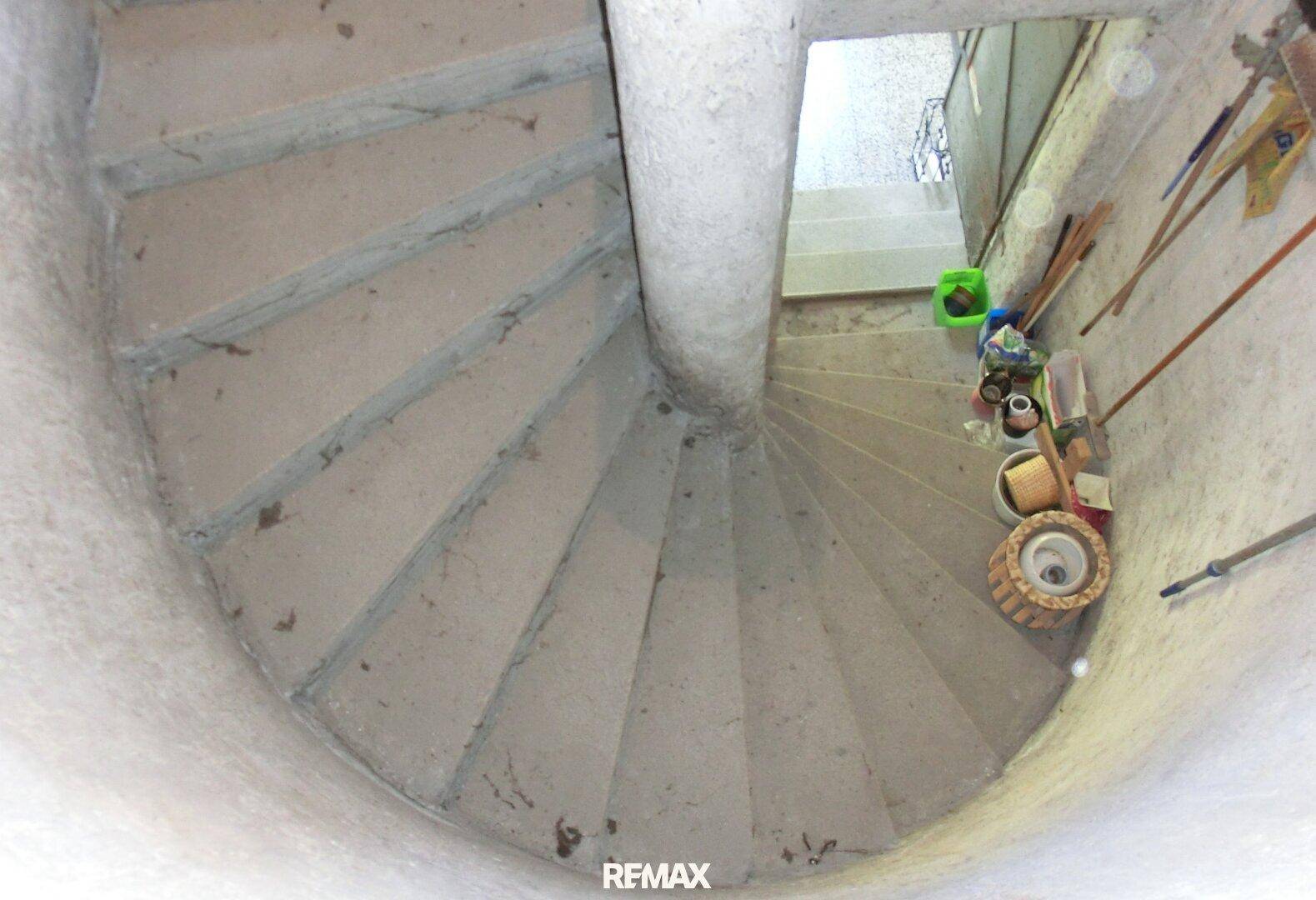 Wendeltreppe aus Beton führt in den Kellerbereich des Gebäudes.