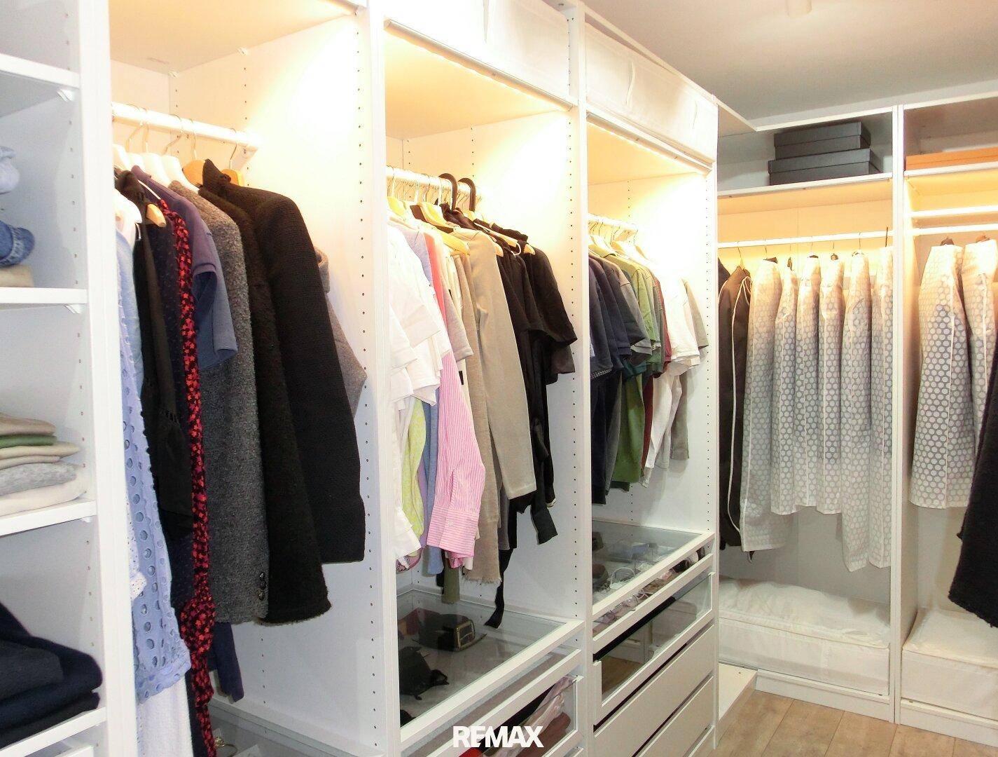 Begehbarer Kleiderschrank mit vielen Regalen und Hängemöglichkeiten.