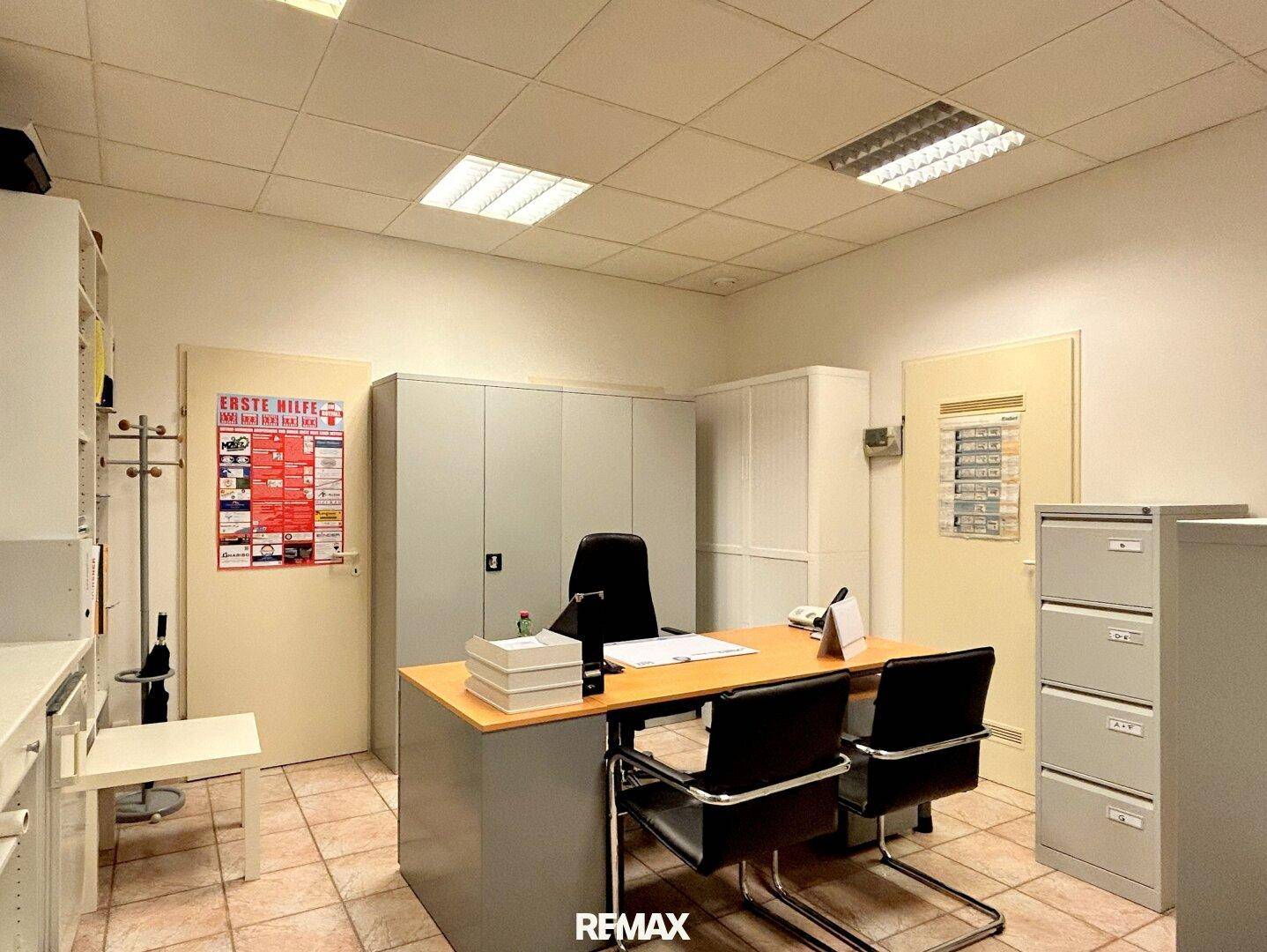 Funktionales Büro mit Schreibtisch, Bürostühlen und Aktenschränken, bereit für den sofortigen Einsatz.
