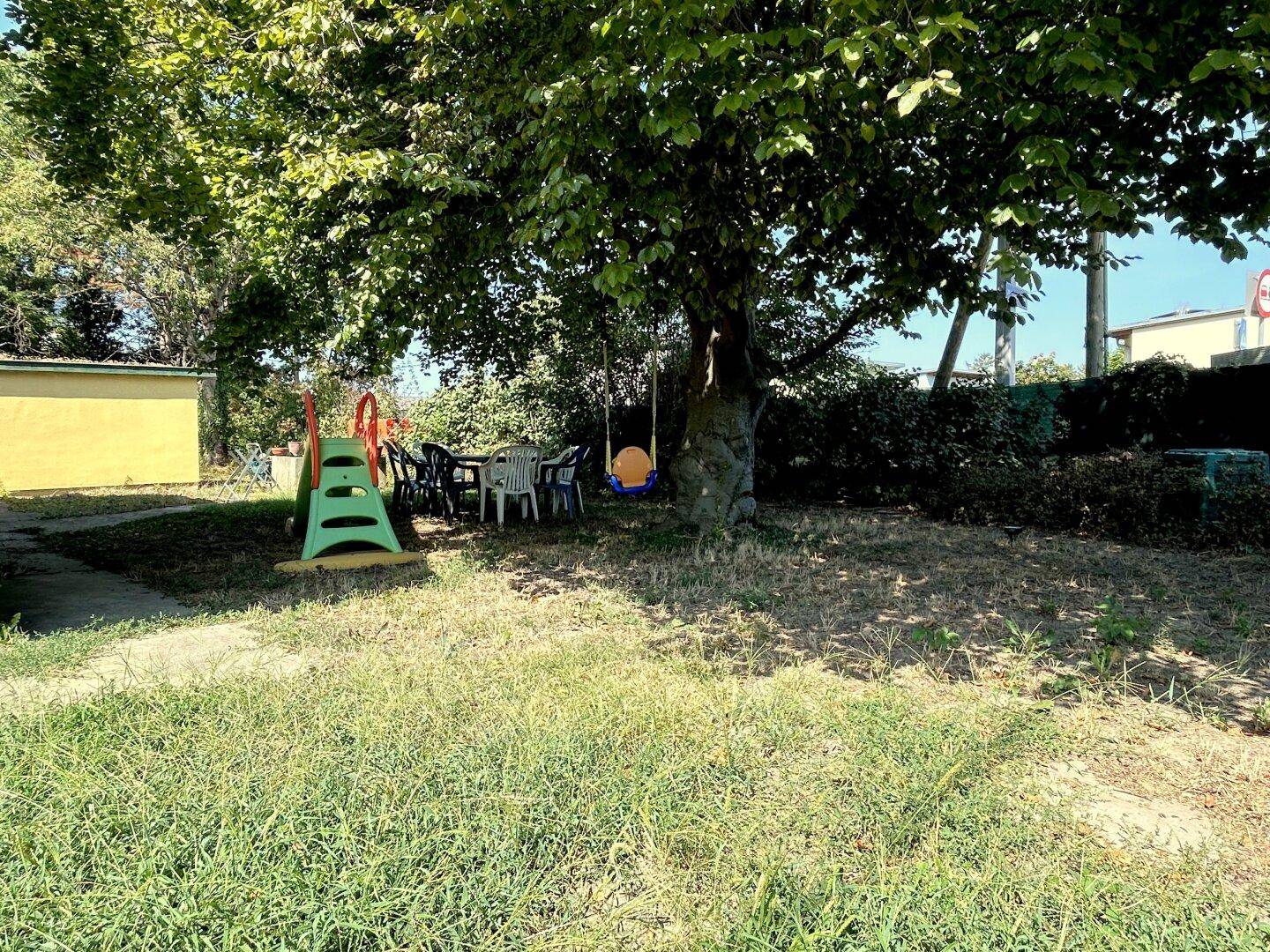 Garten mit Spielplatz