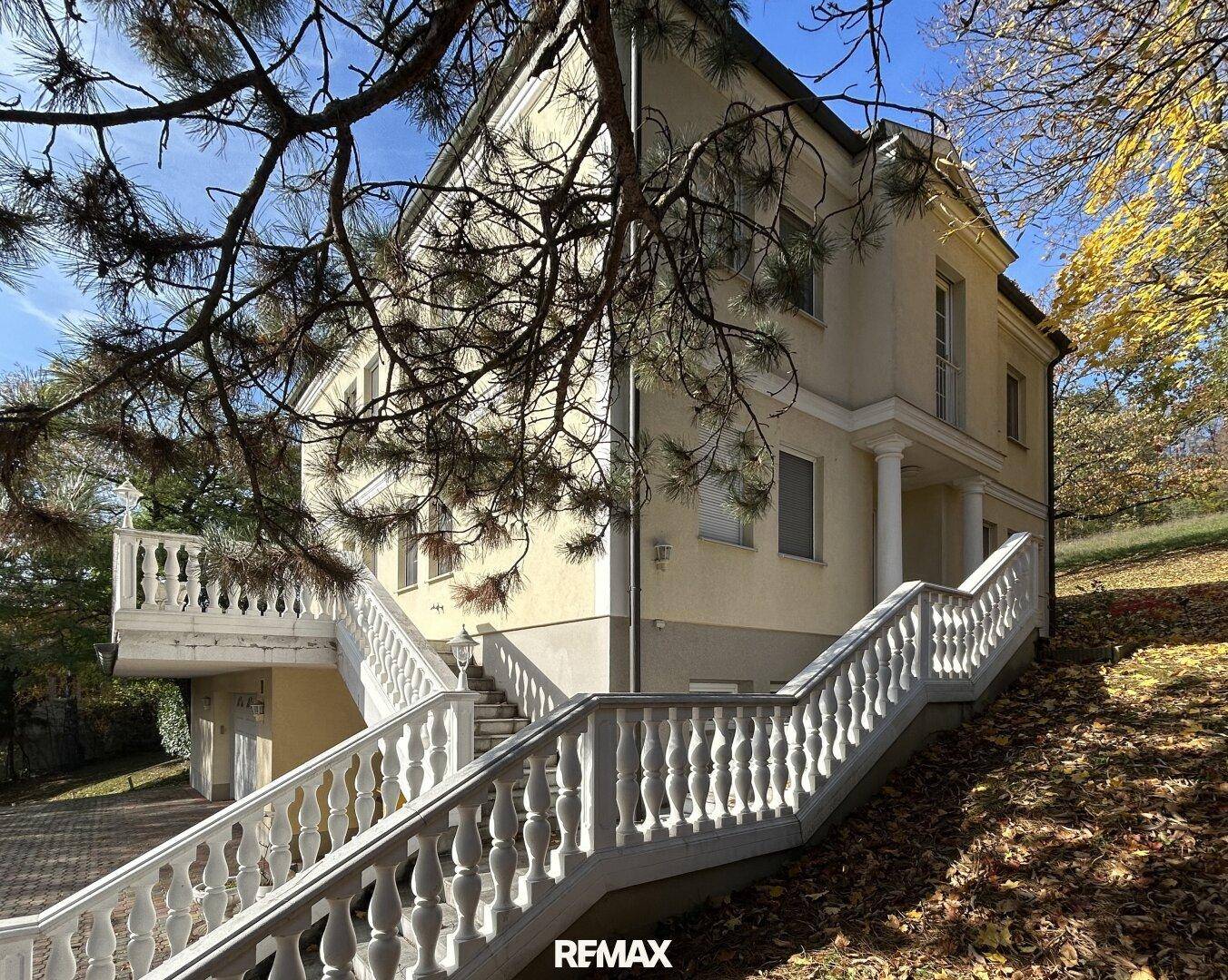 Beeindruckende Außentreppe mit Balustrade, die zum Eingang des Hauses führt.