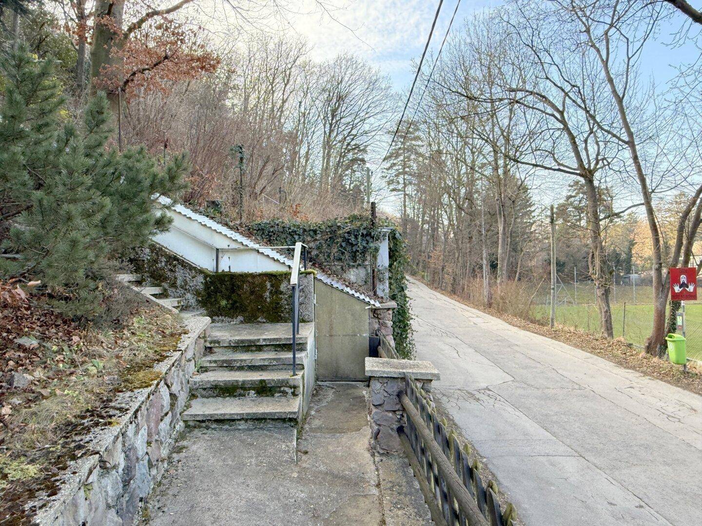 Straßenansicht und Treppe hinauf