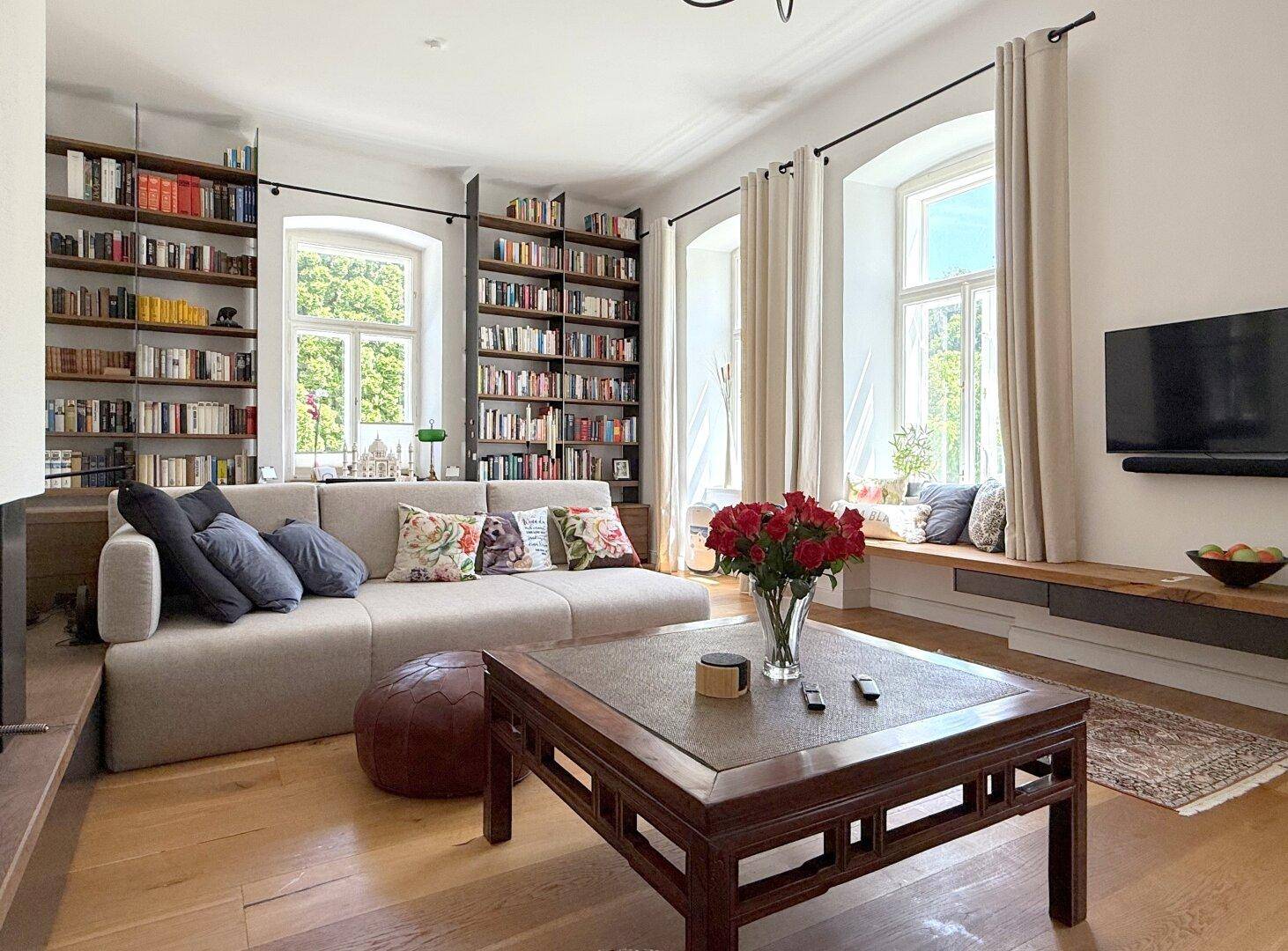Wohnsalon mit Bibliothek
