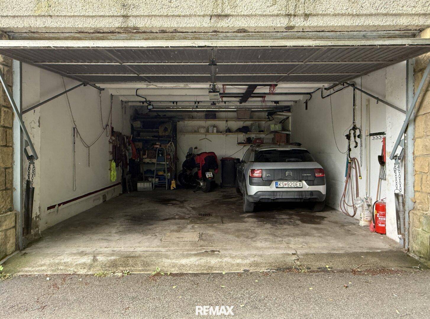 Geräumige Doppelgarage mit Platz für Fahrzeuge und zusätzlichen Stauraum.