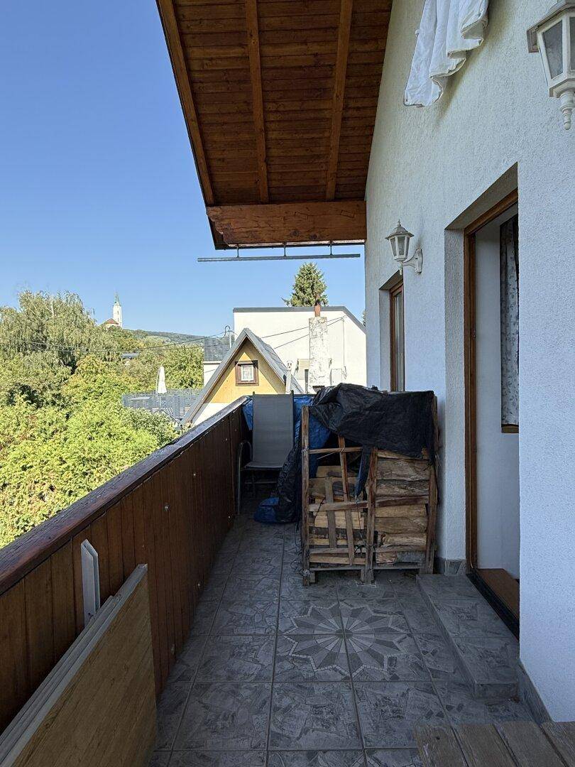 Balkon mit Holzlager