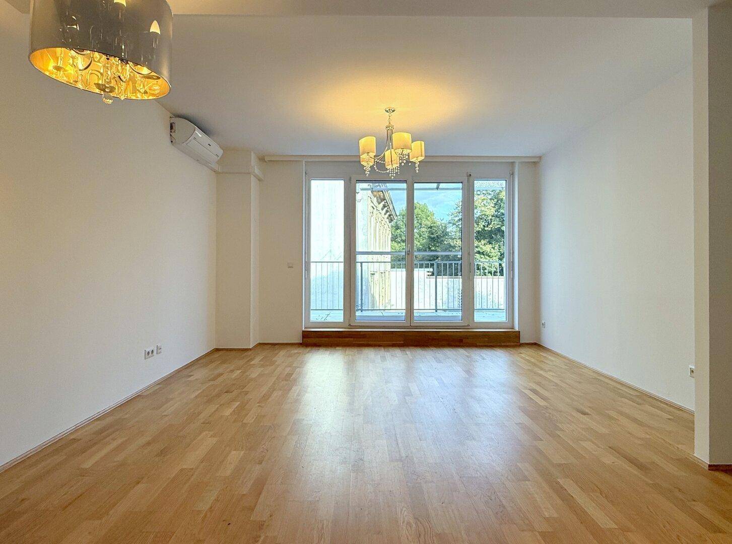 Wohnzimmer mit Ausgang zum Balkon