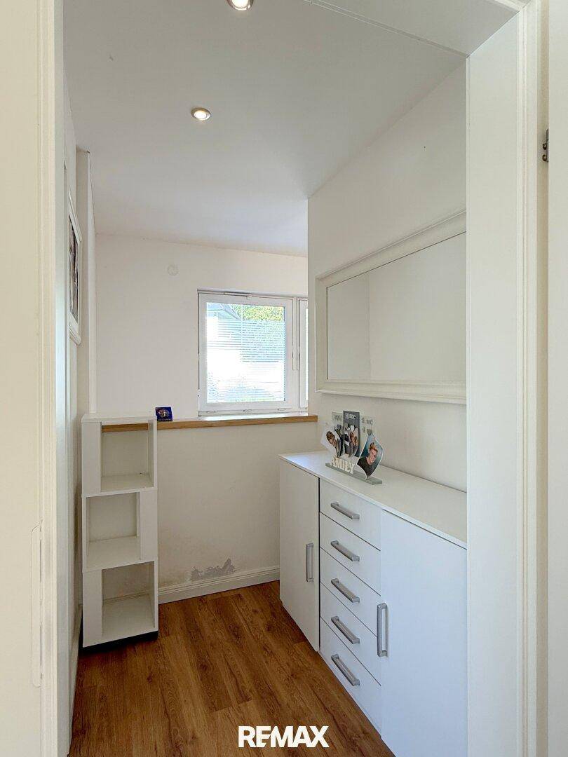 Kleiner Flur mit Einbauschrank und Fenster, ideal als Garderobe nutzbar.
