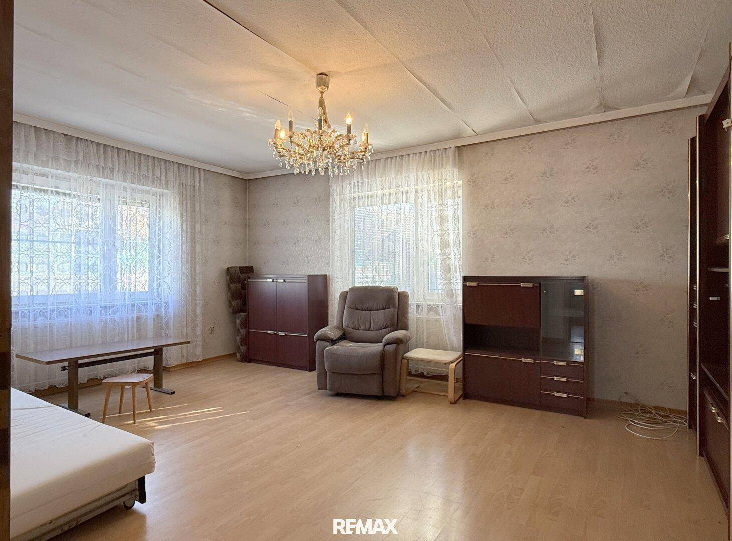 Großzügiges Zweifamilienhaus mit viel Potenzial auf 660 m² Grundstück! - Mynd 3