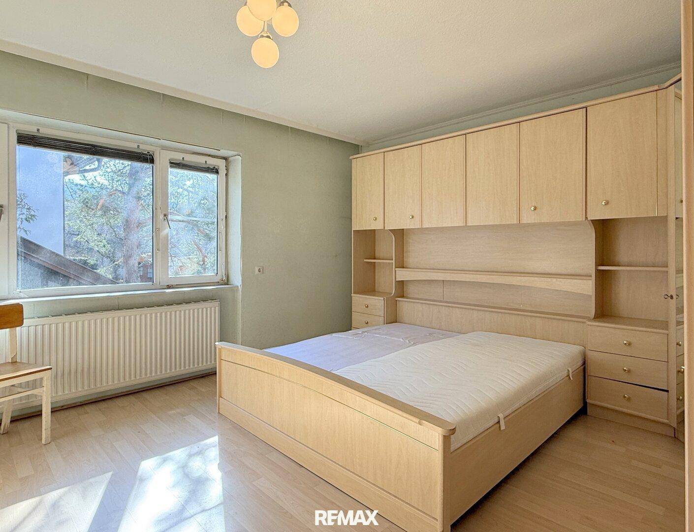 Großzügiges Zweifamilienhaus mit viel Potenzial auf 660 m² Grundstück! - Mynd 2