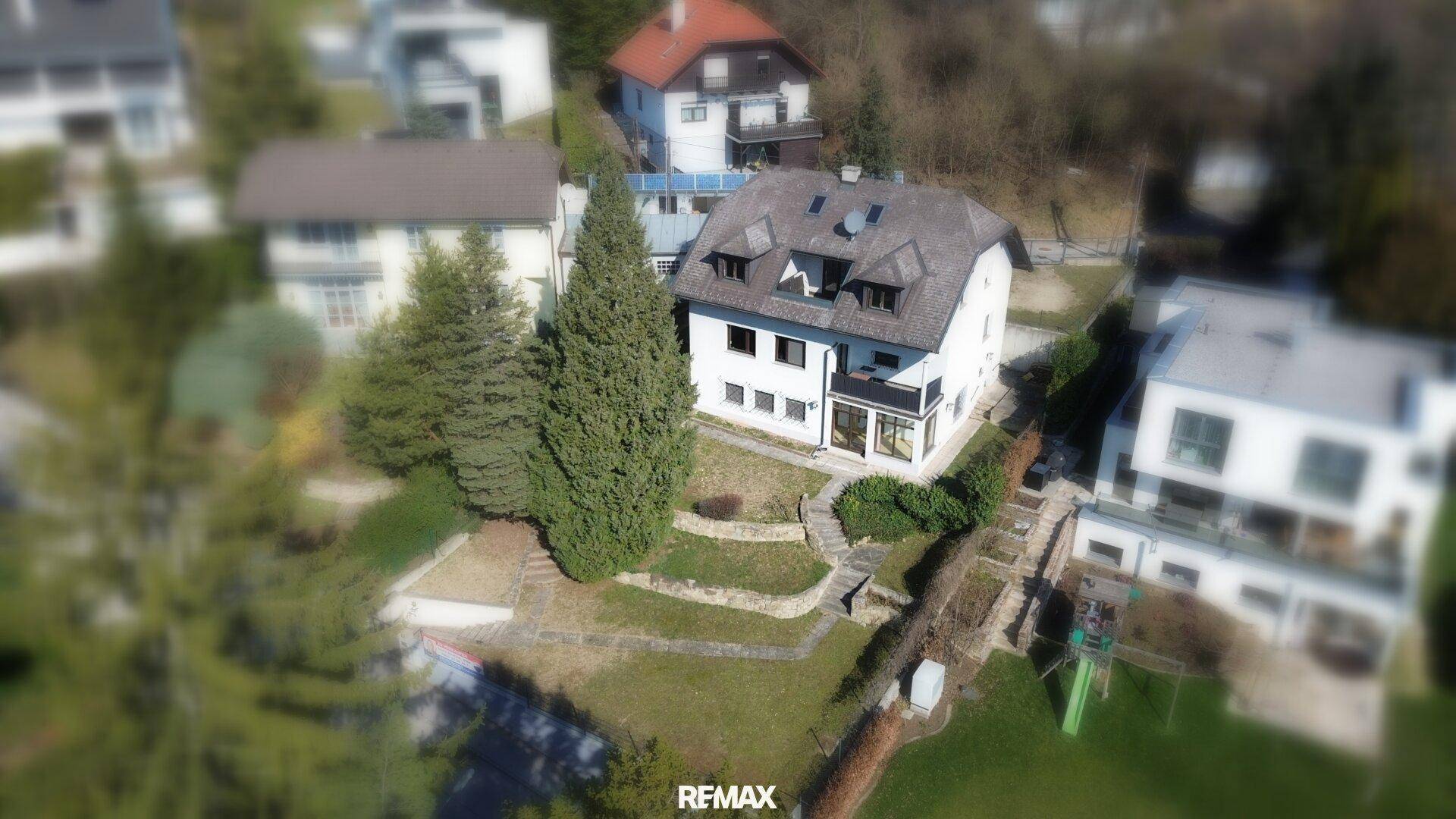 Luftaufnahme des Anwesens mit Haus, Garten und umliegender Wohnbebauung.