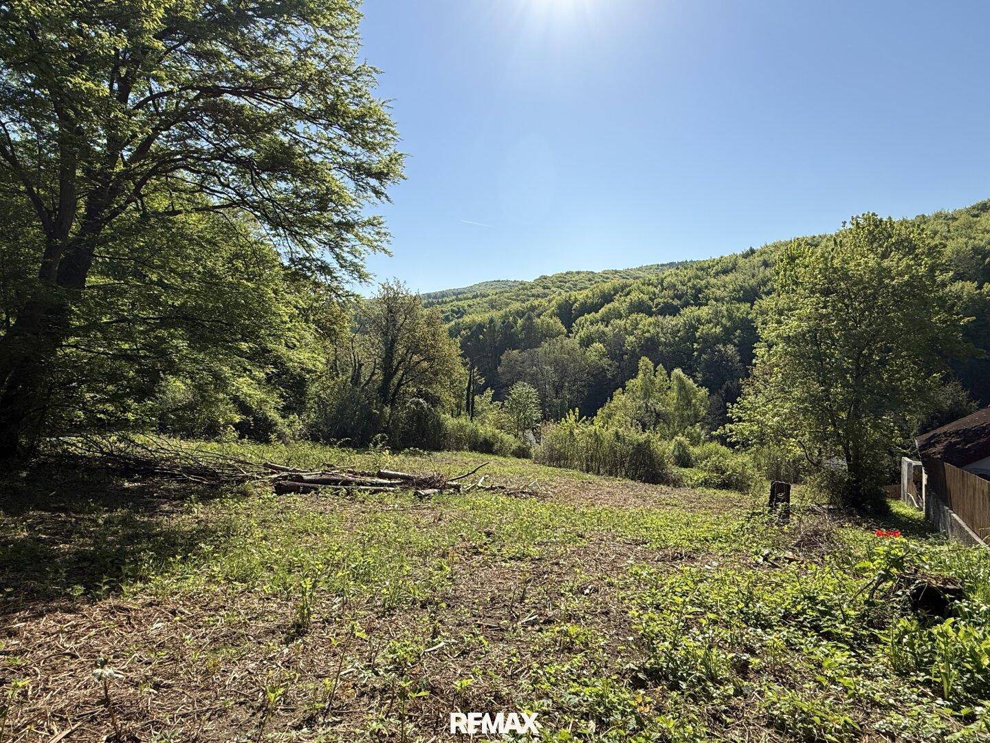 Weitläufiges Grundstück mit Panoramablick auf das Tal und die bewaldeten Hügel in der Ferne.