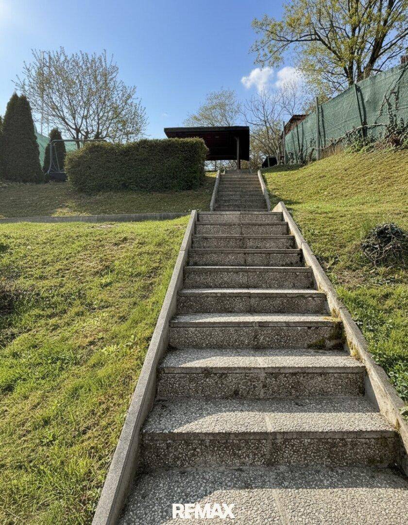 Lange Steintreppe führt durch den gestuften Gartenbereich hinauf zum Pavillon.