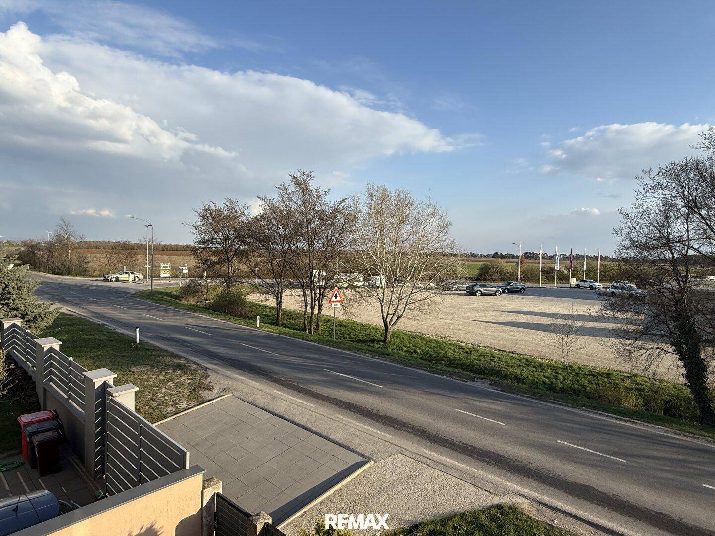Weitläufige Landschaft mit Feldern und einer Straße, gesehen von der Immobilie.