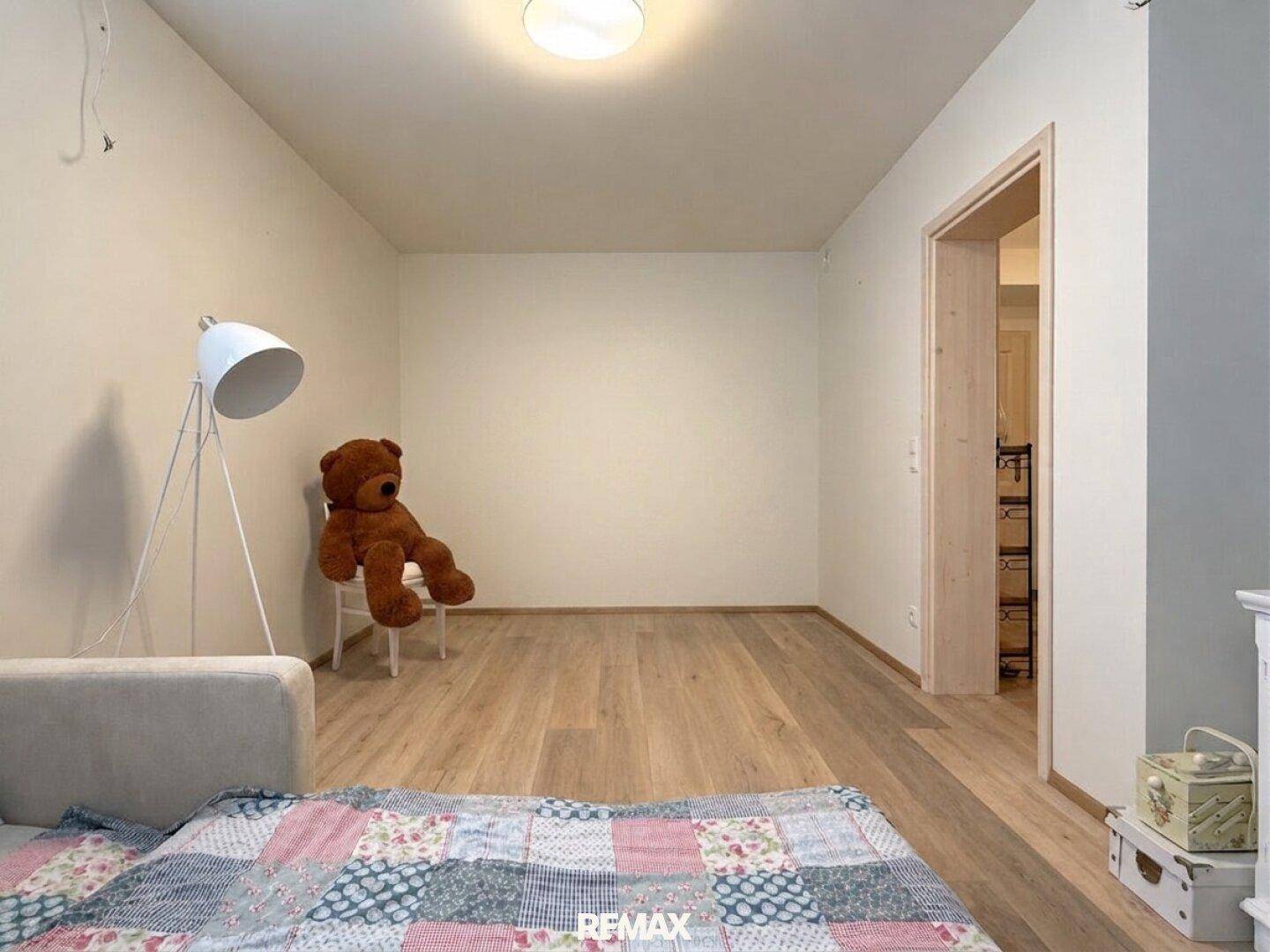 Helles Zimmer mit Holzboden, bereit zur individuellen Gestaltung.
