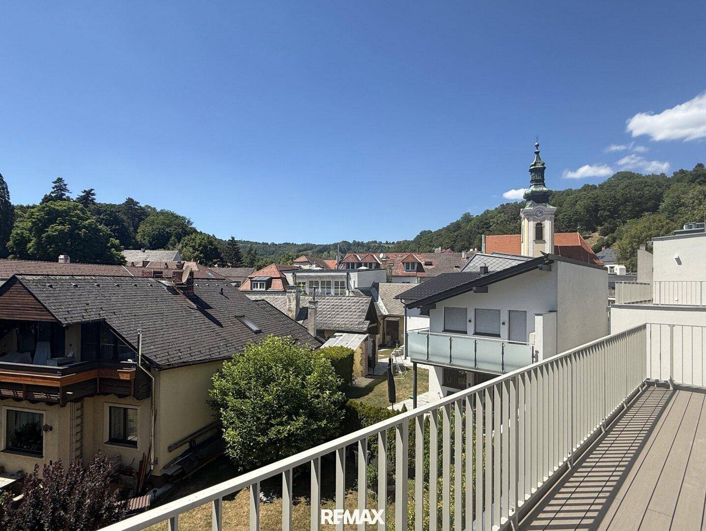 Große Dachterrasse mit weitem Blick über die Dächer der Stadt und die Kirche.