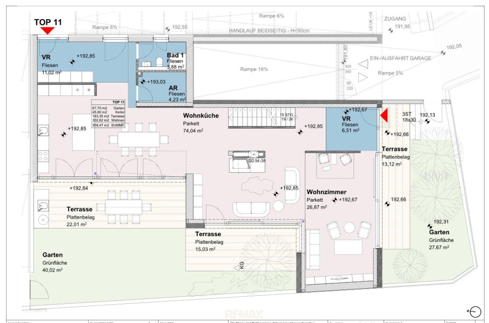 Grundriss des Erdgeschosses mit offener Wohnküche, großzügigen Terrassen und Gartenflächen.