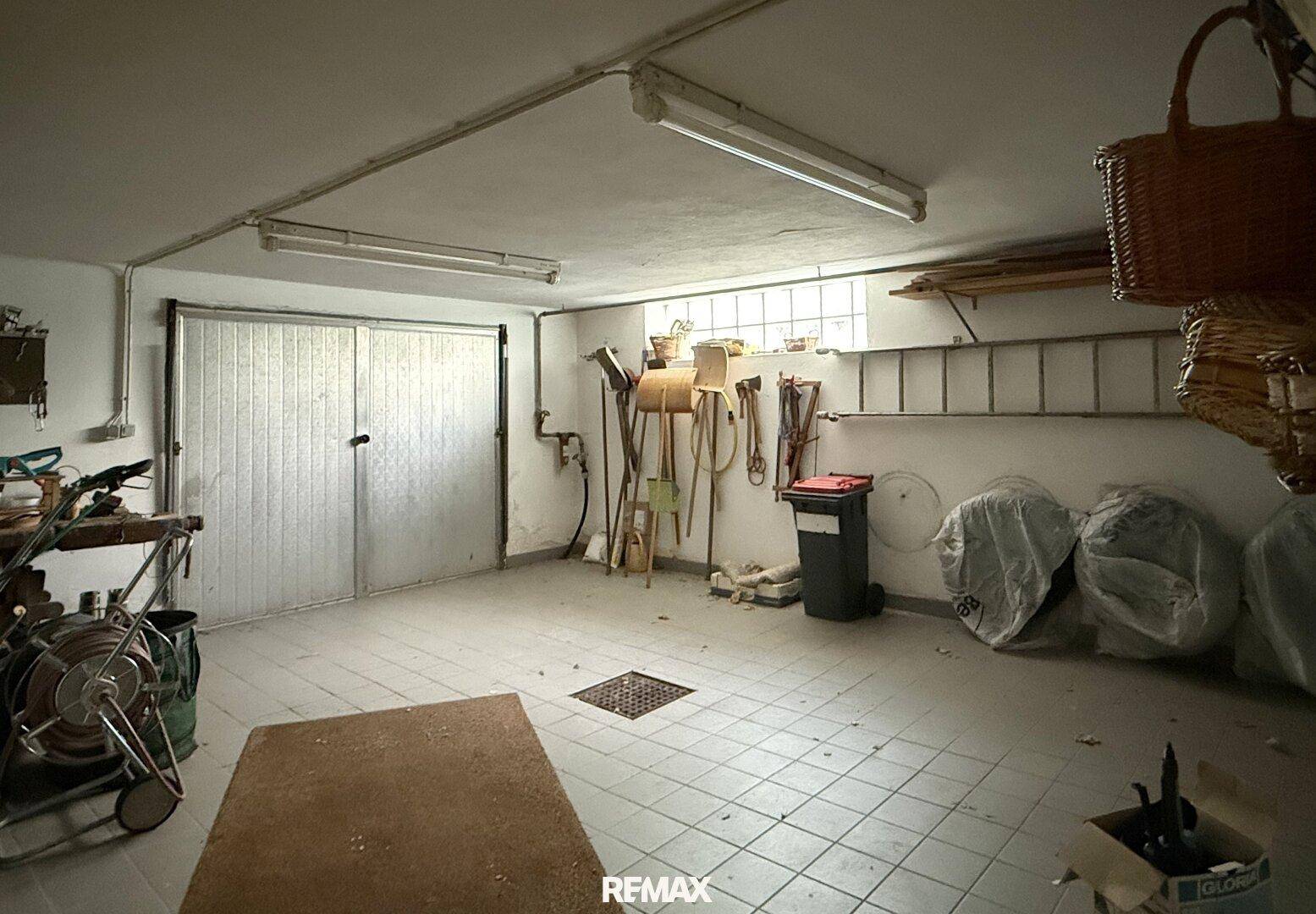 Geräumige Garage im Untergeschoss mit Stauraum und Werkzeug.