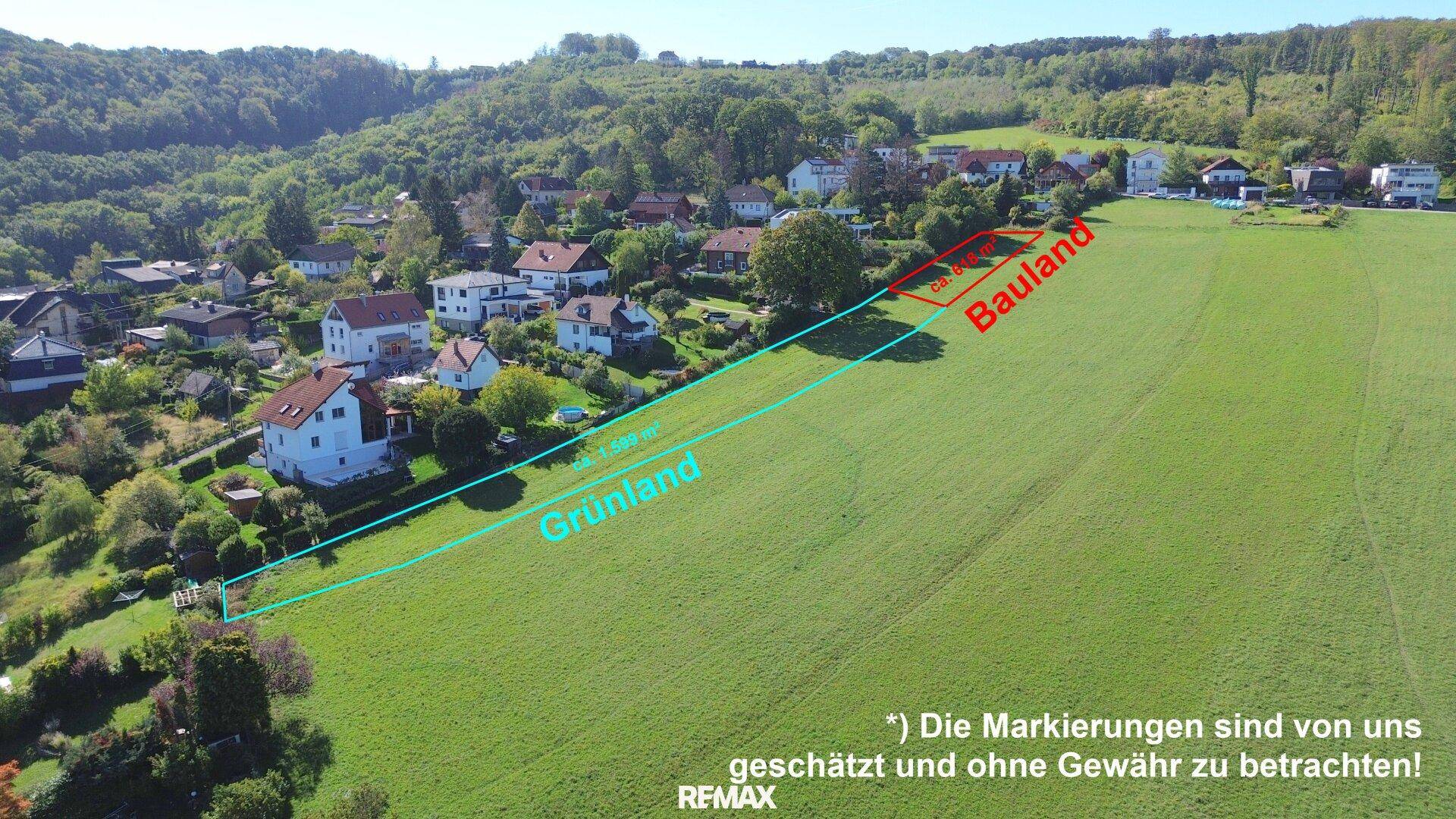 Luftaufnahme eines Grundstücks mit Markierungen für Bauland und Grünland in hügeliger Umgebung.