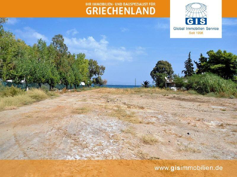 Weitläufiges unbebautes Grundstück mit Blick auf das Meer und umliegende Vegetation.