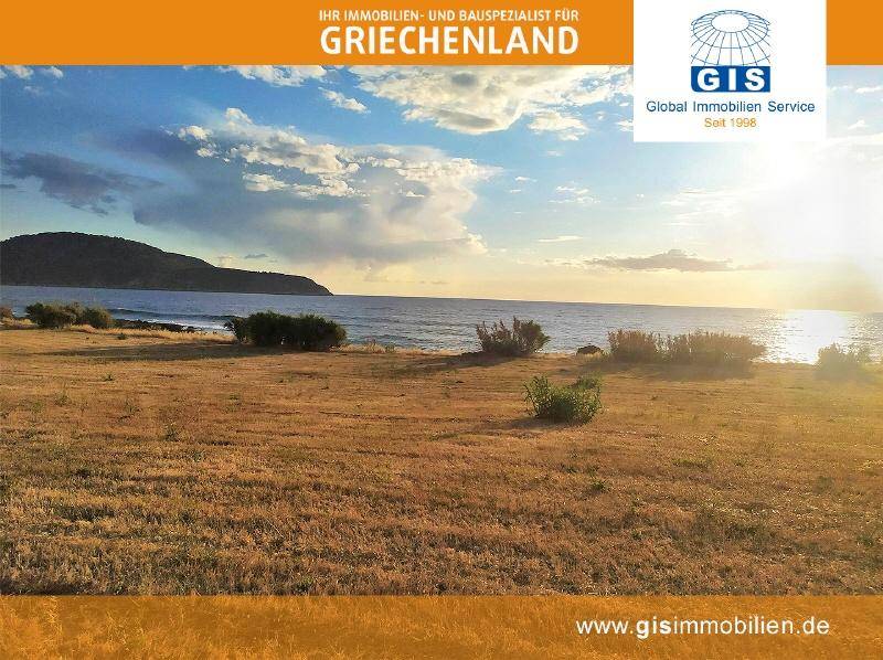 Malerischer Sonnenuntergang über dem ruhigen Meer, umgeben von trockener Vegetation und einer sanften Küstenlinie.