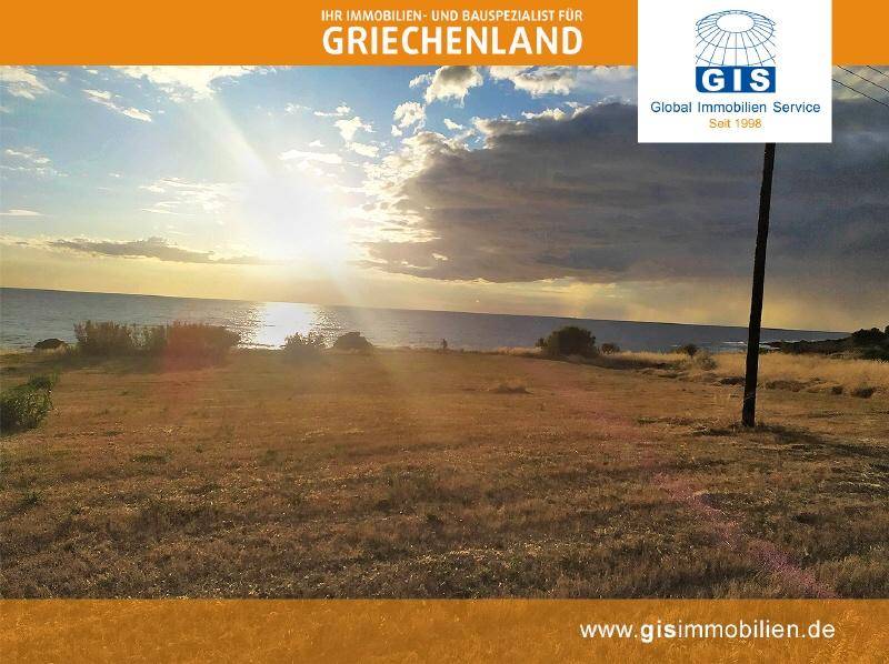 Sonnenuntergang über dem Meer mit einem weiten Blick über das trockene Land, unter einem dramatischen Himmel.