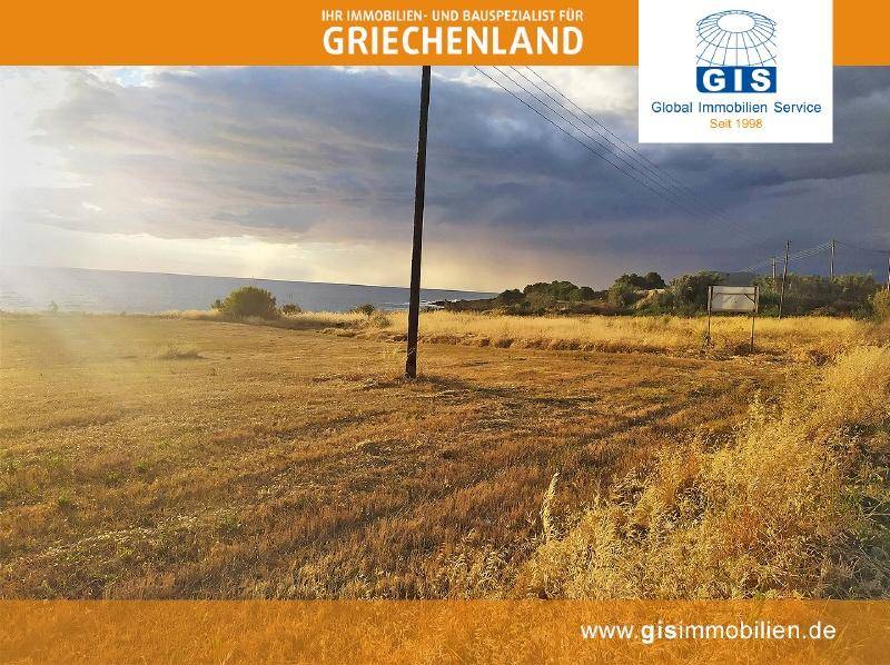 Weitläufige, trockene Landschaft mit einem Strommast und bewölktem Himmel, der eine ländliche Szene zeigt.