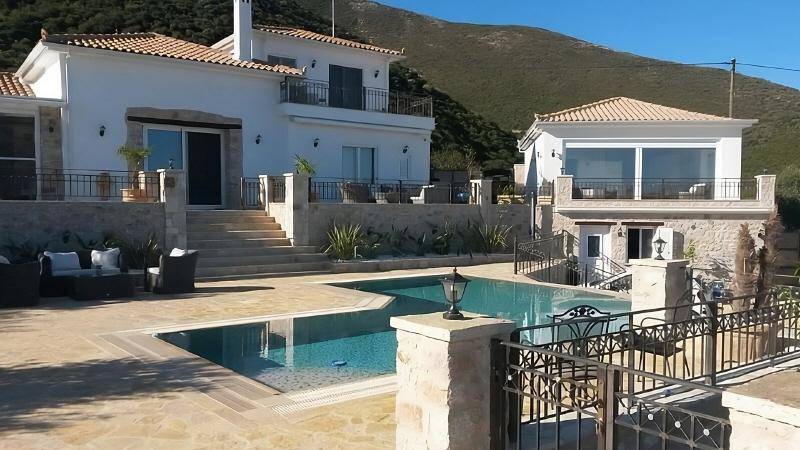 Elegante Villa mit großem Poolbereich und malerischem Bergblick in sonniger Umgebung.