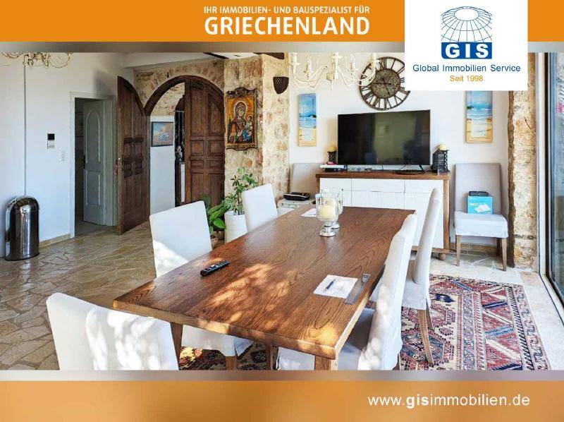 Gemütlicher Essbereich mit rustikalen Steinwänden, Holztisch und traditionellen Dekorationselementen.