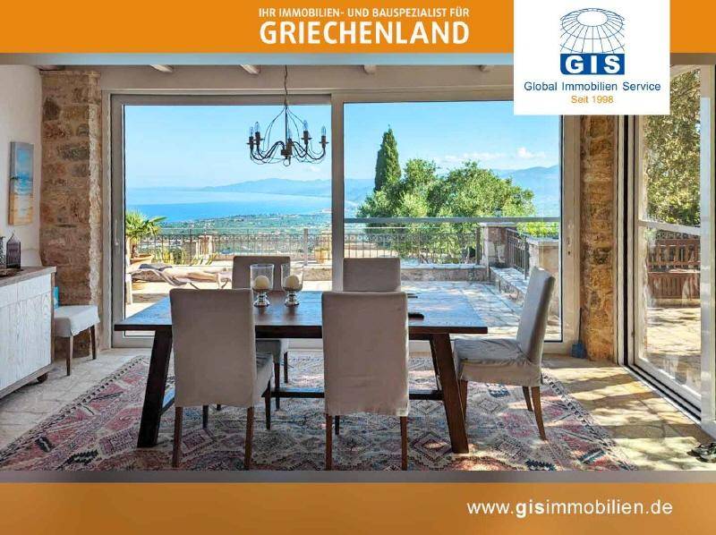 Heller Essbereich mit großen Fenstern, die einen spektakulären Meerblick und Terrassenzugang bieten.