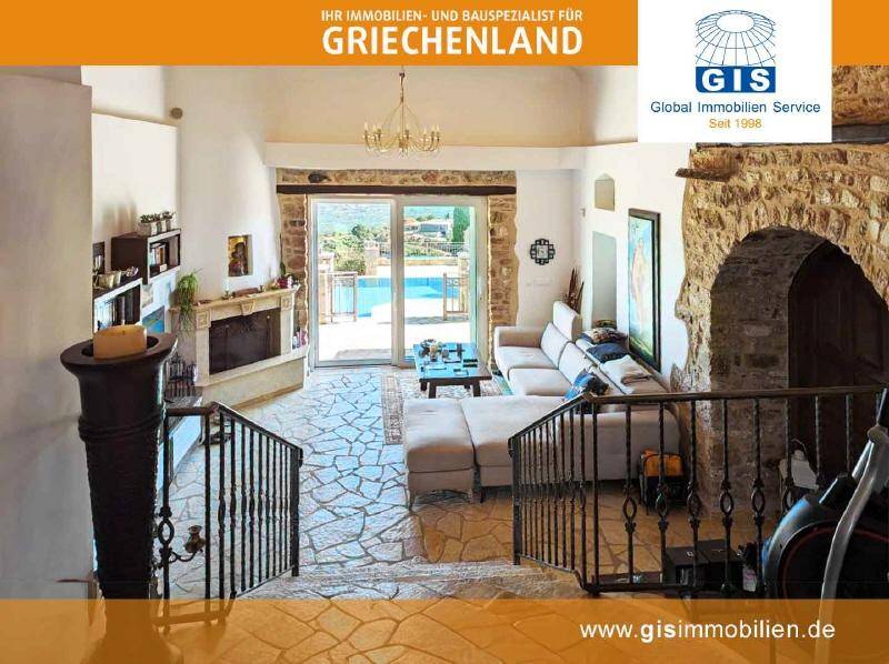Großzügiges Wohnzimmer mit Kamin, Steinboden und direktem Zugang zum Poolbereich im Freien.