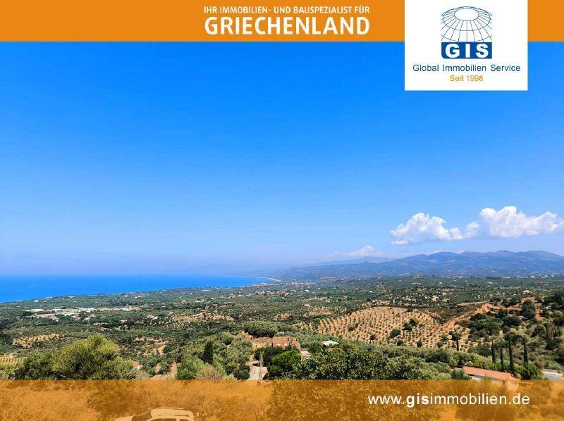 Panoramablick auf die Küste Griechenlands mit üppiger Vegetation und dem azurblauen Meer.