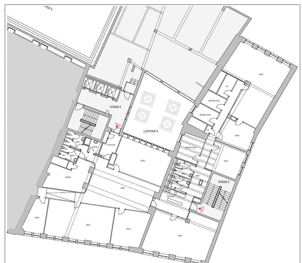 Detaillierter Grundriss eines Gebäudes mit mehreren Räumen, Treppenhäusern und einem zentralen Lichthof.