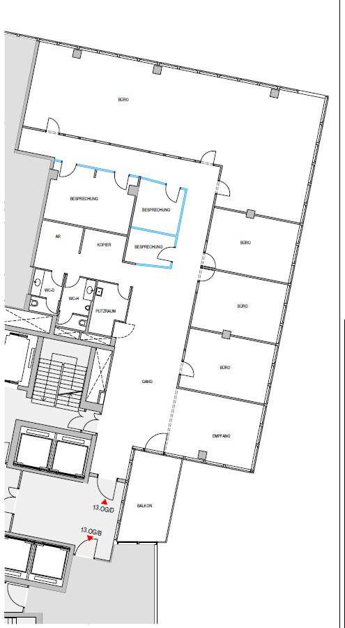 Grundriss einer Büroetage mit mehreren Büros, Besprechungsräumen, Toiletten und einem Balkon.