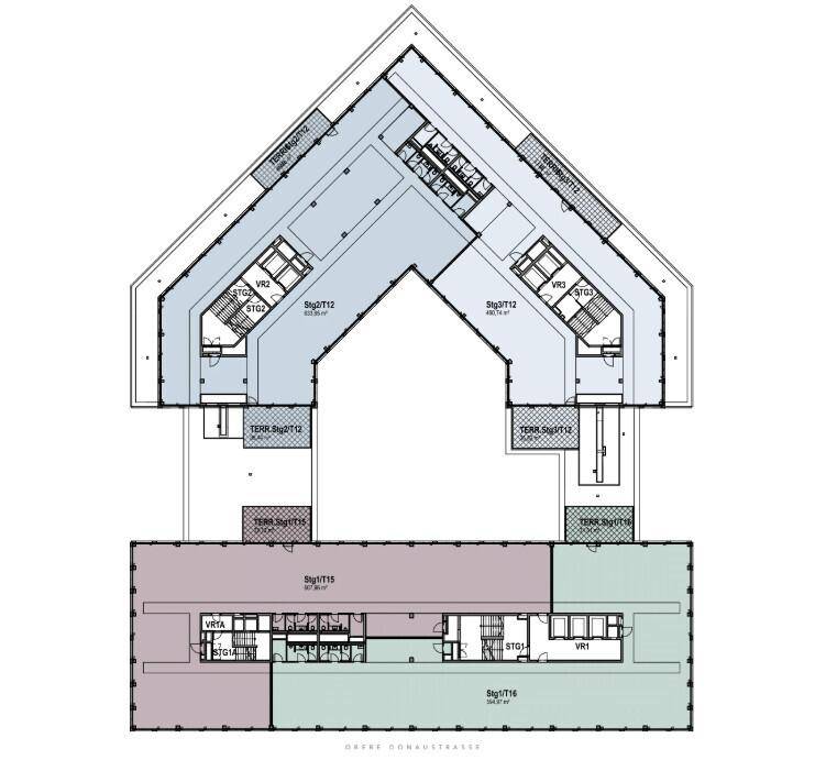 Detaillierter Grundriss einer Etage mit verschiedenen Bereichen und Treppenhäusern.