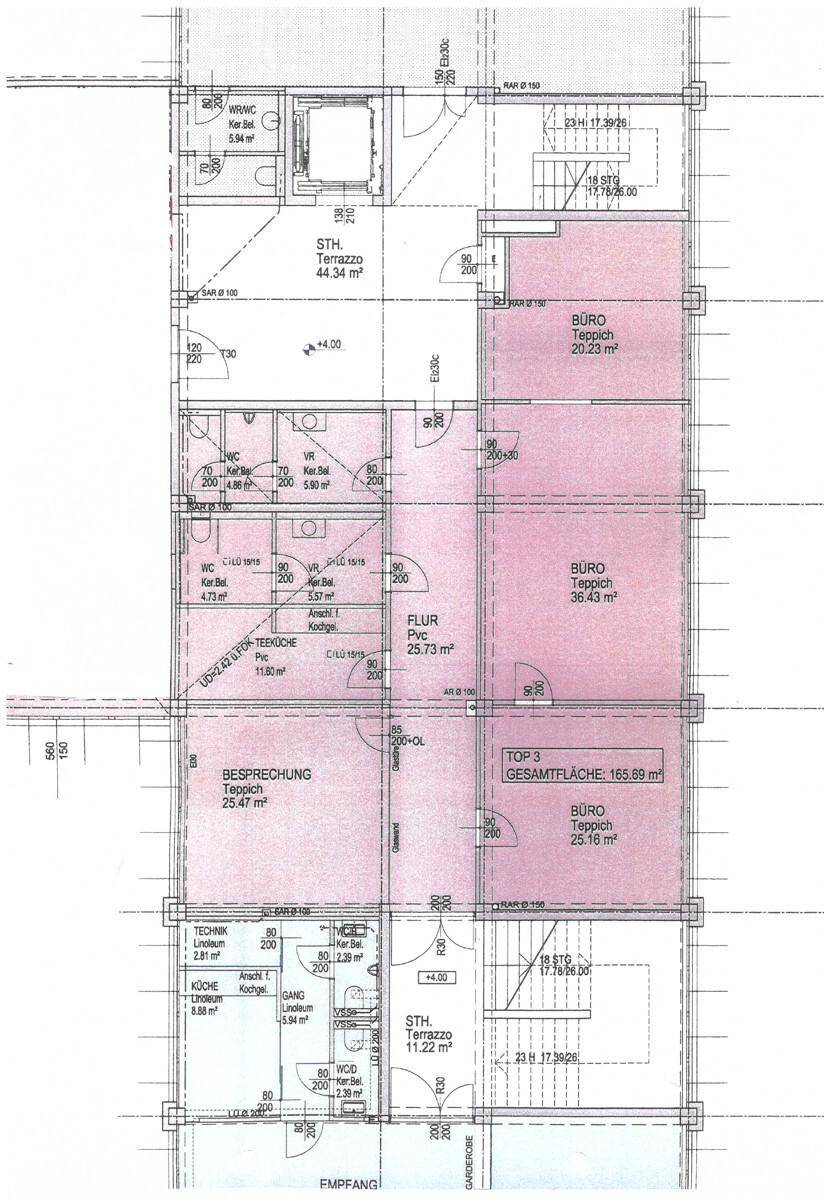 Grundrissplan mit mehreren Büroräumen, Fluren, Toiletten und zwei Terrassenbereichen.