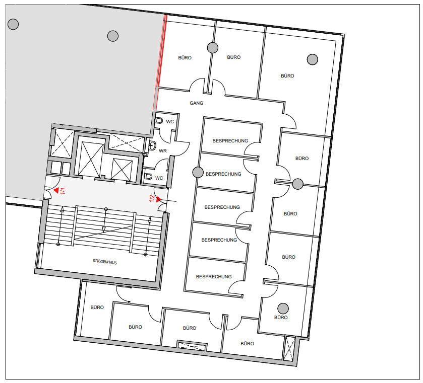 Grundrissplan einer Büroetage mit mehreren Büros, Besprechungsräumen, Sanitäranlagen und Treppenhaus.