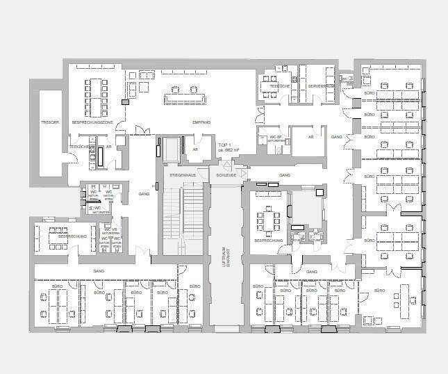Detaillierter Grundriss einer Gewerbefläche mit Büros, Besprechungsräumen und Sanitäranlagen.