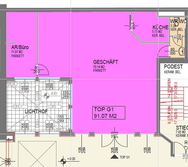Detaillierter Grundriss einer Gewerbeeinheit mit offenem Geschäftsbereich, Büro, Küche und WC, inklusive Lichthof und Treppenhaus.